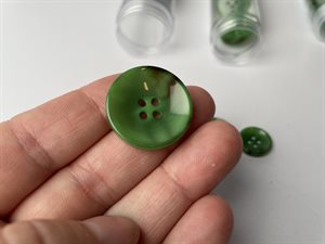 Knap - to farvet i smaragd grøn, 15 mm